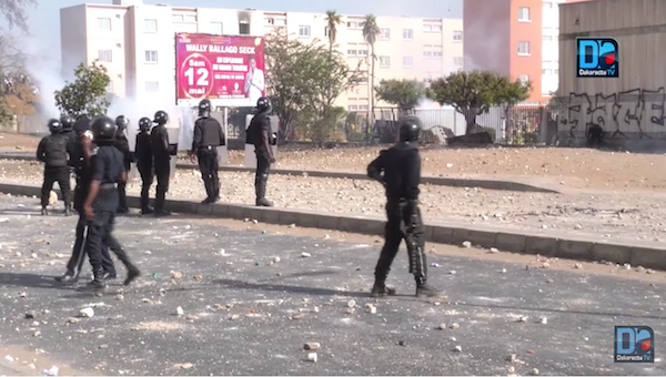 Après une heure de trêve, les affrontements reprennent entre étudiants et policiers