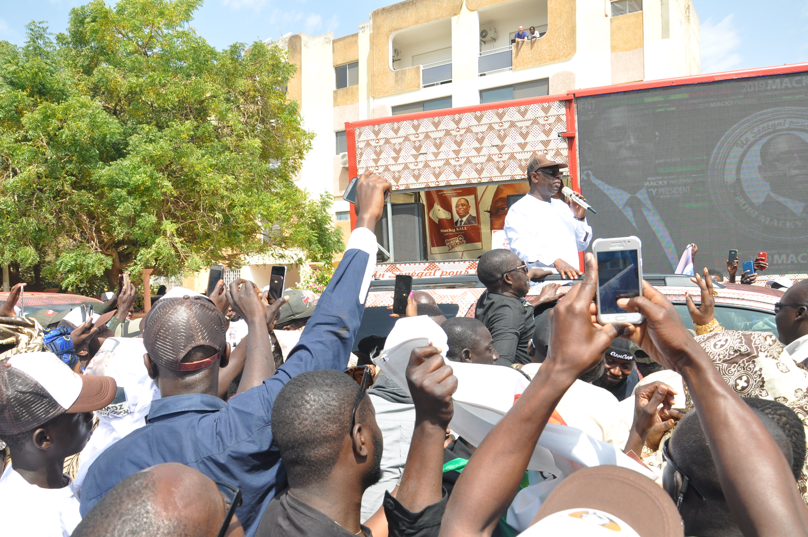 (Images ) Meeting de soutien des voisins de Pr Macky Sall à Fenêtre mermoz sous la houlette de Me Lika Ba