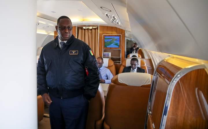 Le président Macky Sall à bord de la pointe Sarène en tenue de escadrille présidentielle