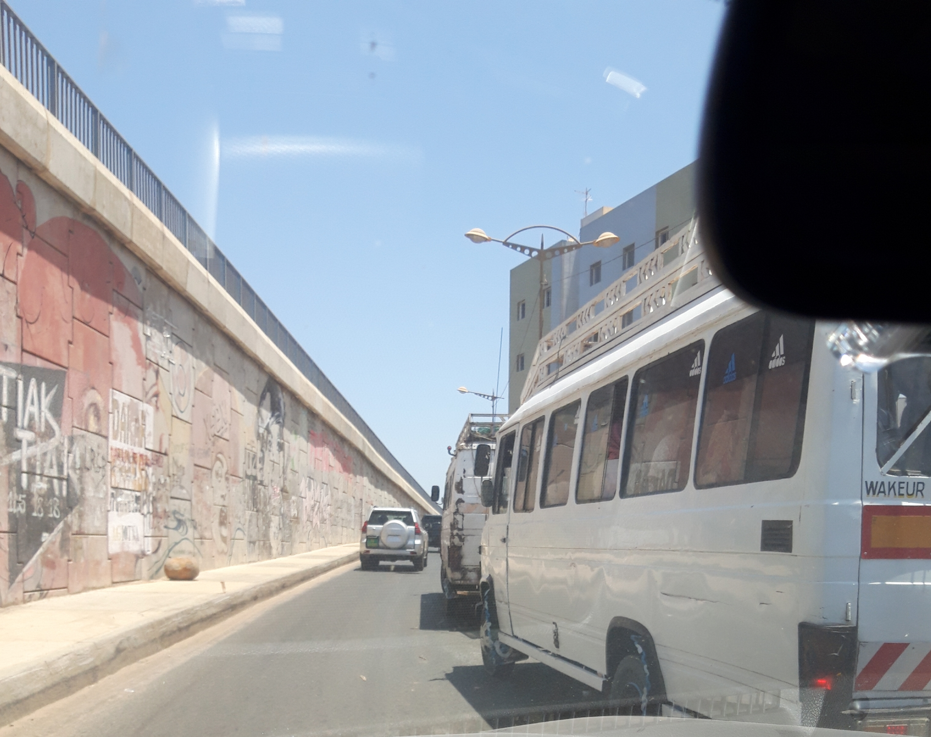 Transport : Le dilemme des automilistes face aux ‘’Cars rapides’’ et ‘’Ndiaga Ndiaye’’ en stationnement irrégulier sur la voie.