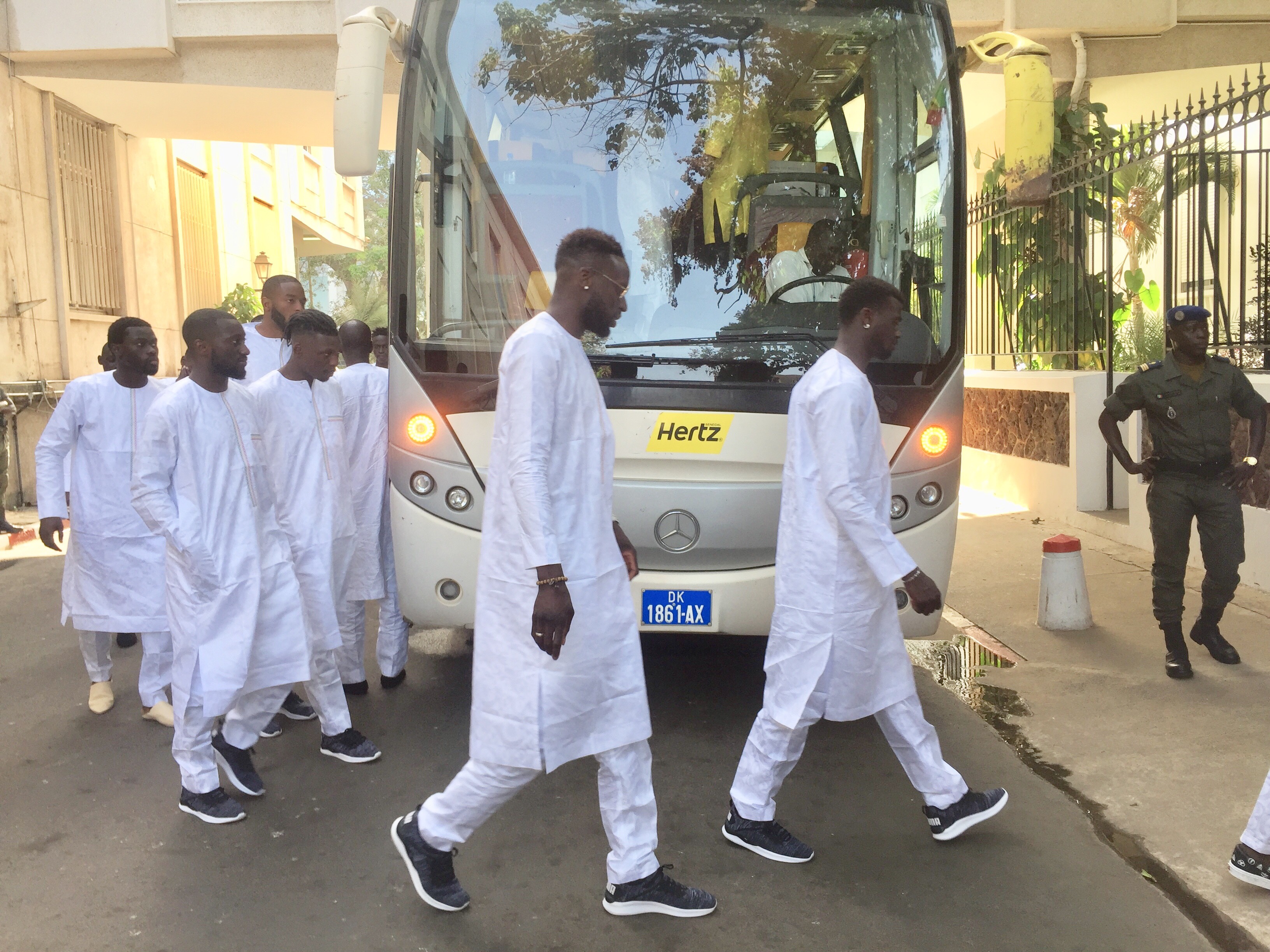 Remise du drapeau : Les Lions sont arrivés au palais de la République, en boubou "Obasanjo" et brodés aux couleurs nationales