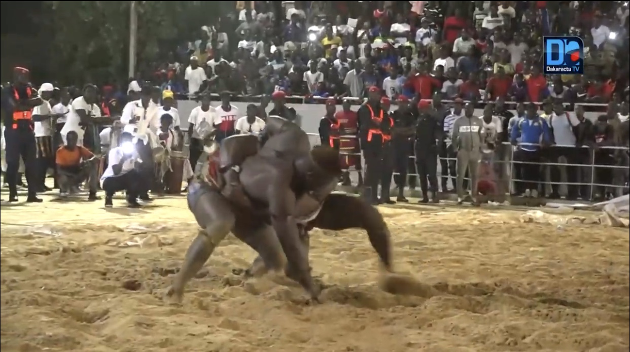 Drapeau Doudou Diagne Diecko : Modou Dia terrasse Kéweul