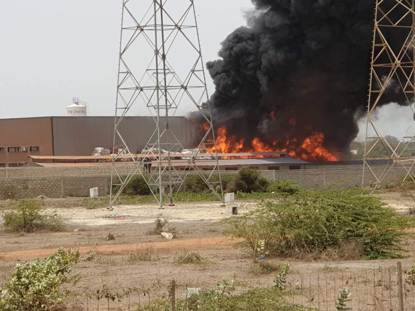 Urgent : Diamniadio, une usine vient de prendre feu.