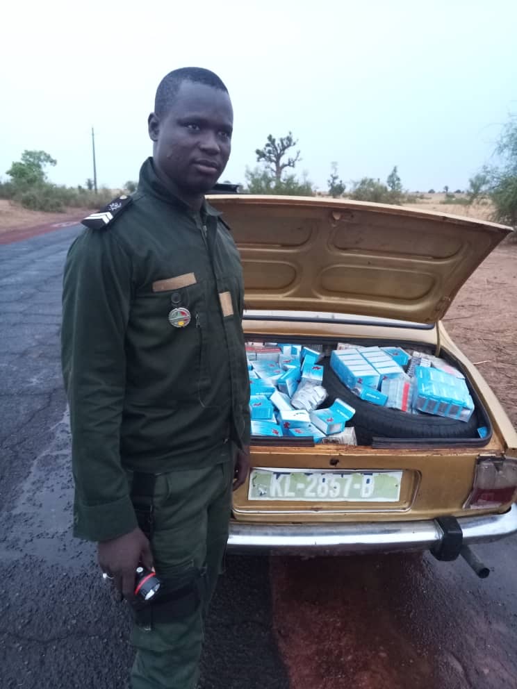 Kaolack-Kaffrine / De la drogue et de faux médicaments d’une valeur de 240 millions CFA découverts par la Douane dans une berline de marque Peugeot 505.
