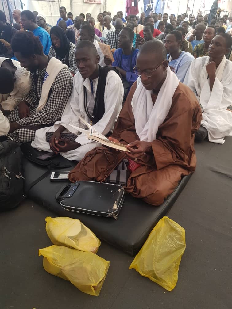 (IMAGES) Cheikh Bassirou Mbacké Abdou Khadre Mbacké reçu à l'UCAD par les dahiras « Mawahibul Akyass » et « Majmahu Nureyni ».