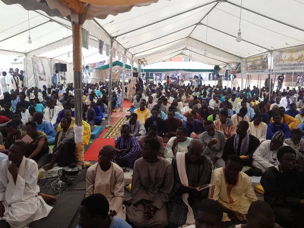 (IMAGES) Cheikh Bassirou Mbacké Abdou Khadre Mbacké reçu à l'UCAD par les dahiras « Mawahibul Akyass » et « Majmahu Nureyni ».