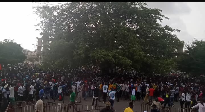 Visite de Sadio Mané à l'UCAD : Les étudiants forcent les barrières et assiègent la loge officielle à coups de pierres