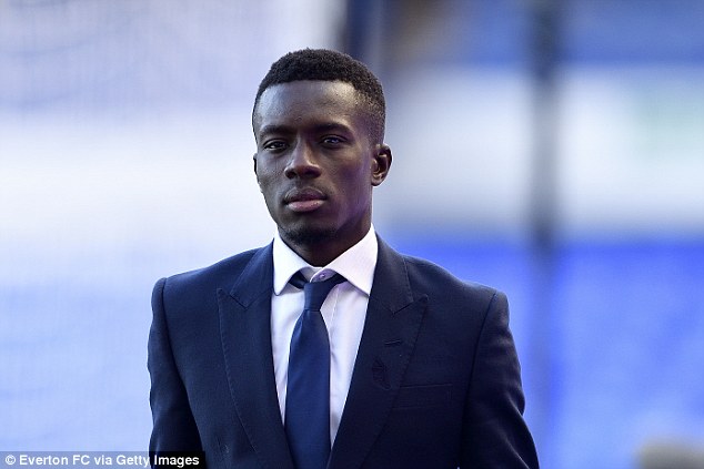 Transferts : Idrissa Gueye, futur joueur du PSG, arrive lundi à Paris.