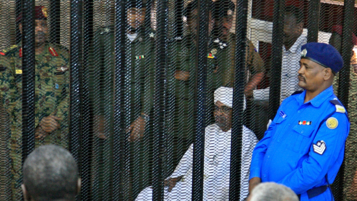 Procès d'Omar el-Béchir au Soudan : la défense demande sa libération sous caution.