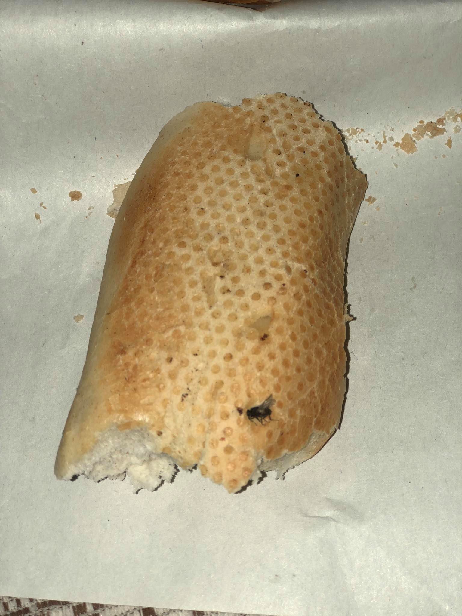 Brioche dorée : Quand un client trouve une mouche dans une baguette de pain...