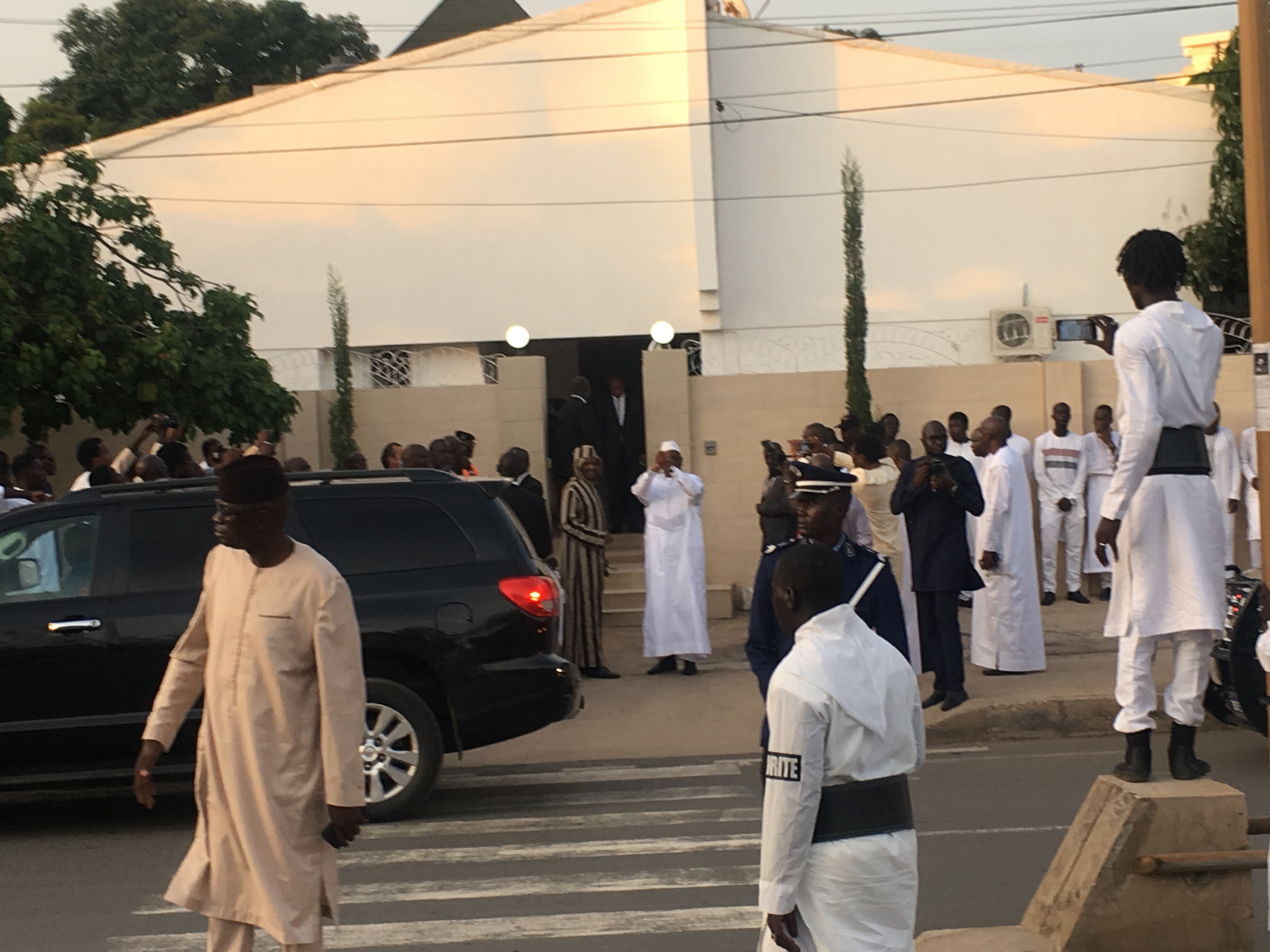 Condoléances : Arrivée du président Macky Sall chez Cheikh Modou Kara.