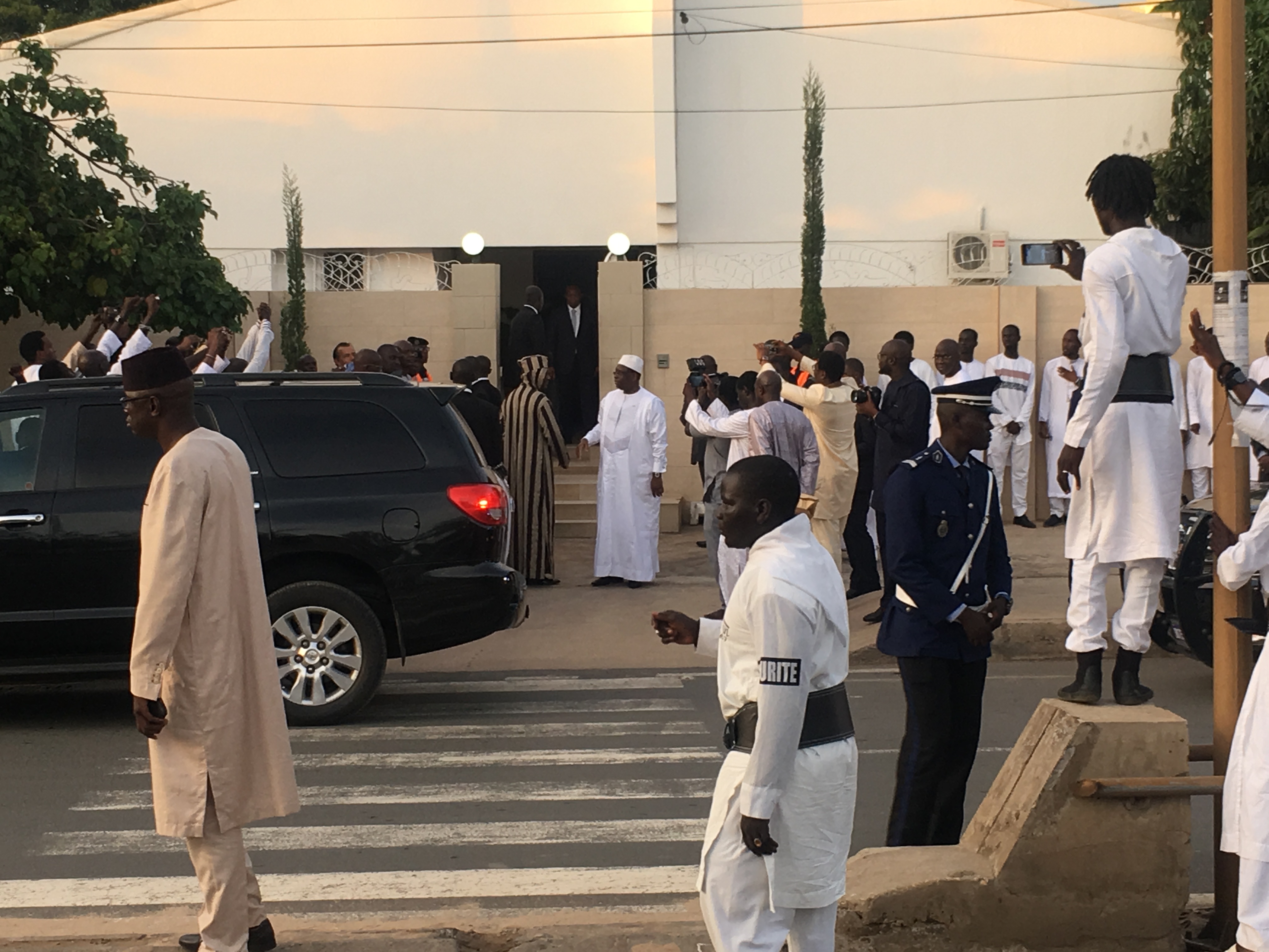 Condoléances : Arrivée du président Macky Sall chez Cheikh Modou Kara.