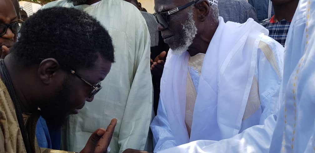 IMAGES- L'honorable député offre une autruche au Khalife Général des Mourides