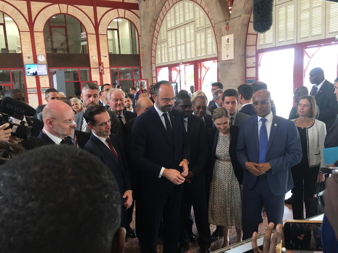 Transports : Le Premier ministre français, Édouard Philippe visite la gare du TER