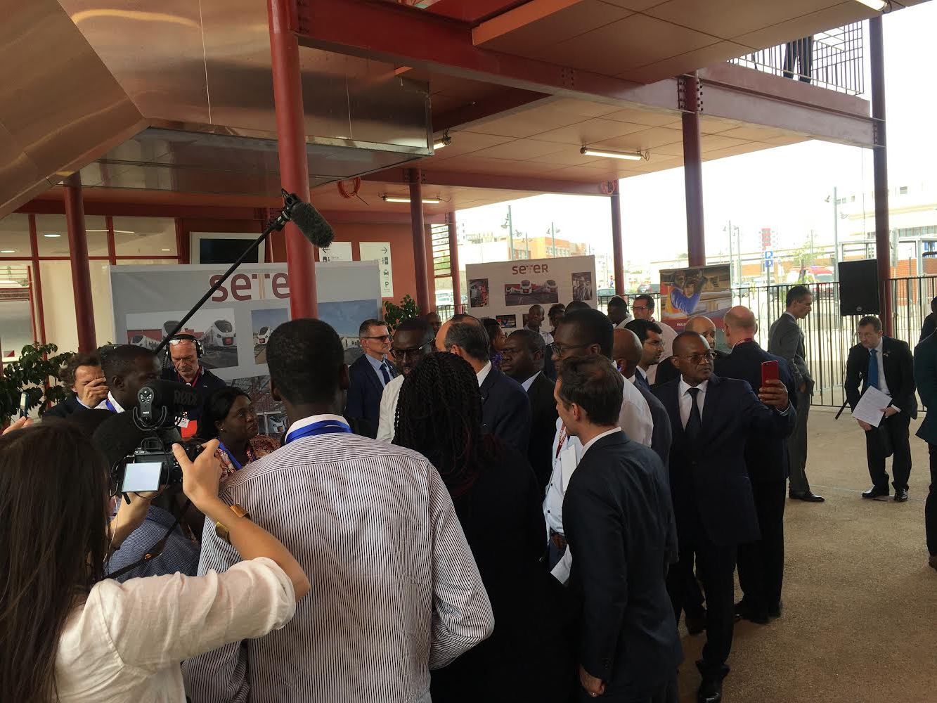 Transports : Le Premier ministre français, Édouard Philippe visite la gare du TER