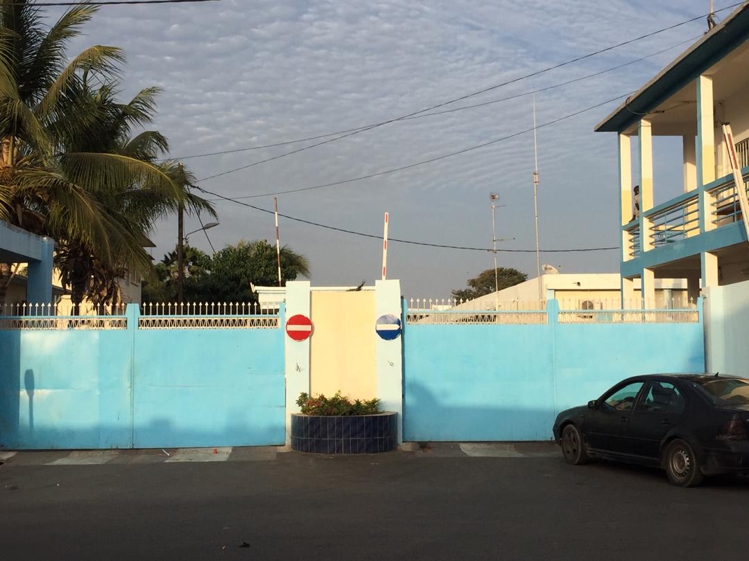 Convocation de Boughazelli à la section de recherche : Les portails de la caserne Samba Diery Diallo bunkerisés