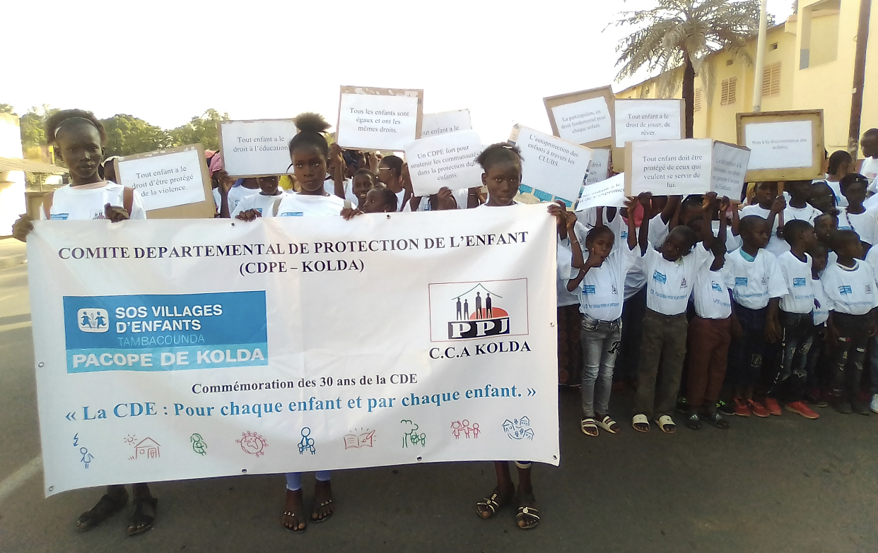 Commémoration des 30 ans de la CDE à Kolda : Marche de sensibilisation des enfants pour le respect de leurs droits.