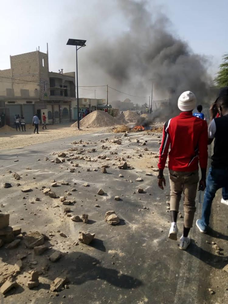 UGB : Les étudiants bloquent la RN2 et demandent un paiement immédiat des bourses