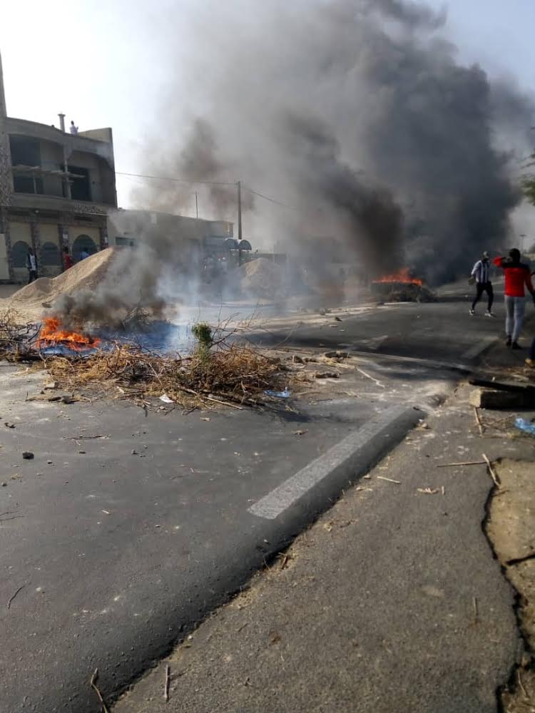 UGB : Les étudiants bloquent la RN2 et demandent un paiement immédiat des bourses