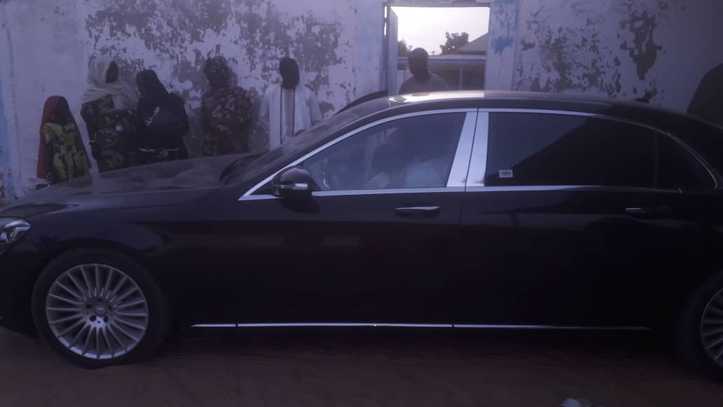 (Images) Touba / Ce luxueux  véhicule que Cheikh Bass a offert à Serigne Cheikh Say Mbacké !