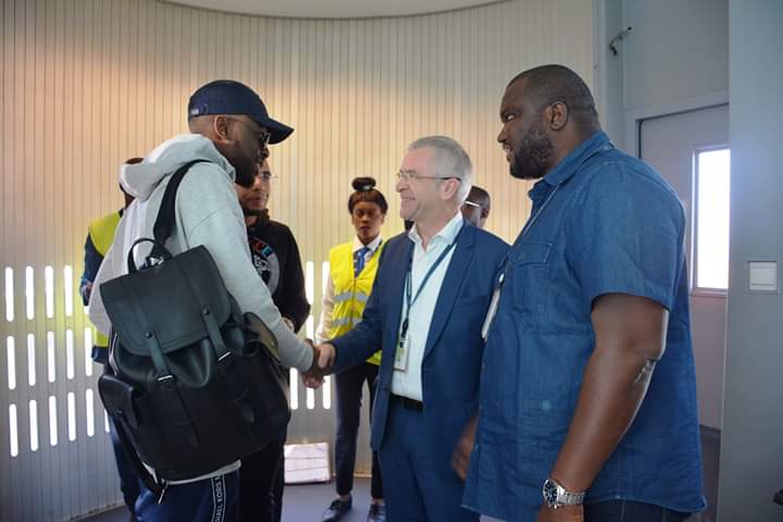 GIMS et Dadju font déjà foule à l’aéroport Dakar Blaise Diagne.