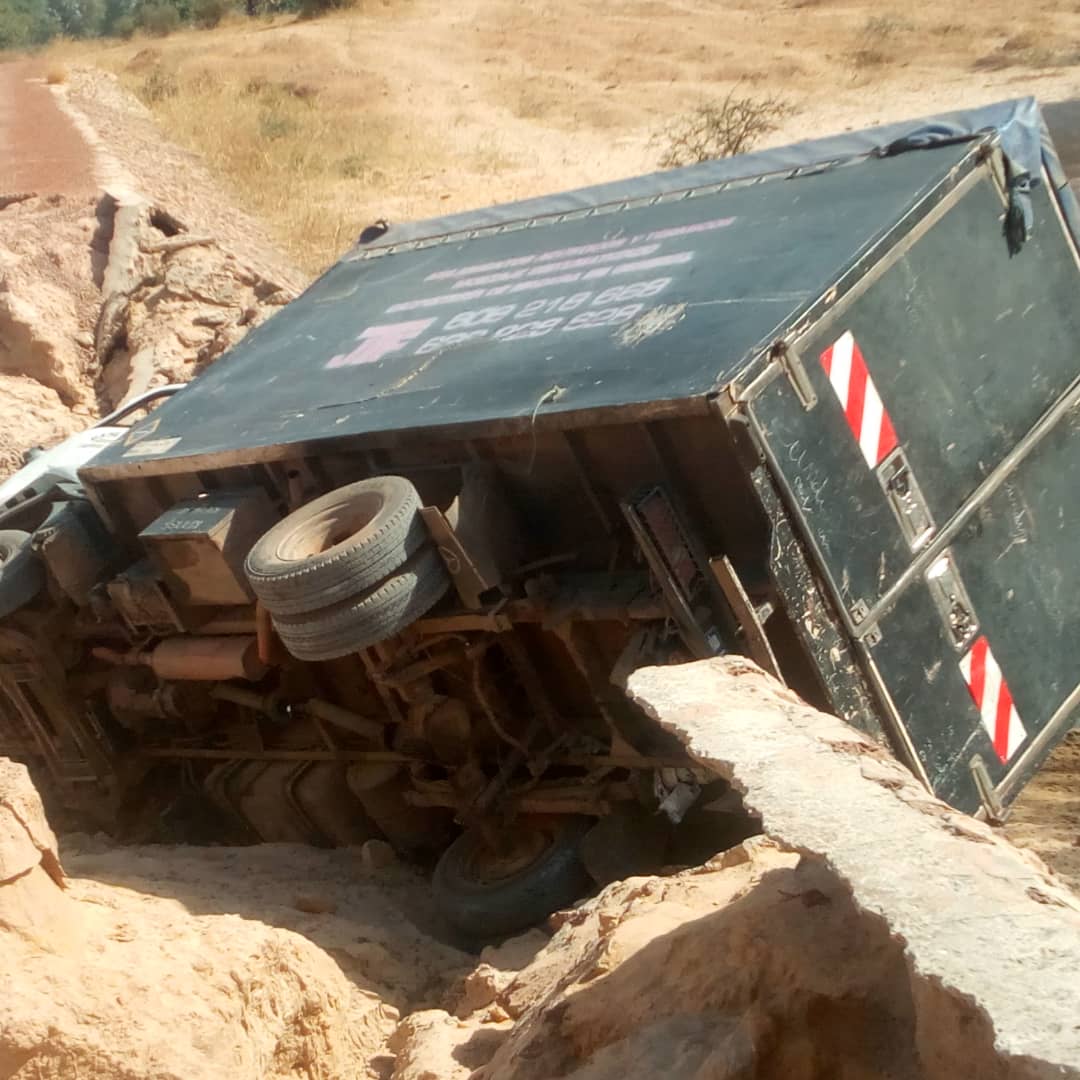 Kaolack / Mbadakhoune : Un camion endommage le pont... La population très remontée, exige sa réhabilitation avant le prochain hivernage.
