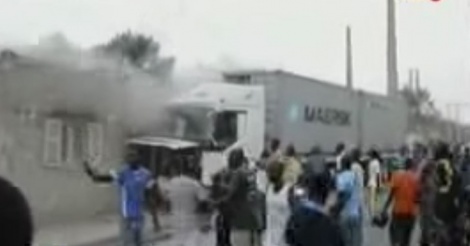 Poste Thiaroye : Un camion remorque emboutit une L200