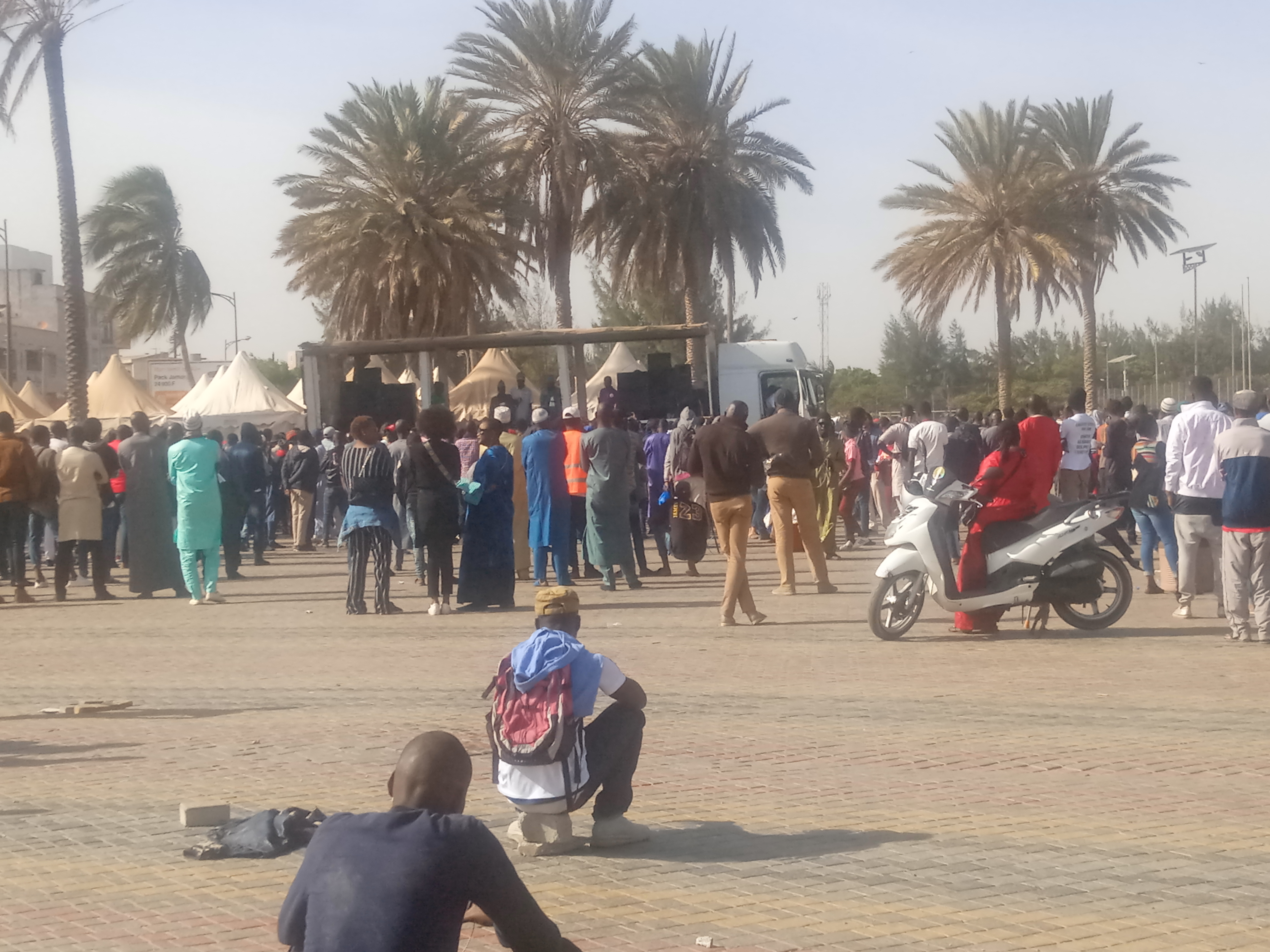 Manif à la place de la nation : Le collectif Niô Laànk attend encore son monde.
