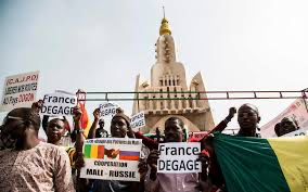 A Pau, des manifestants réclament le départ de l'armée française du Sahel.