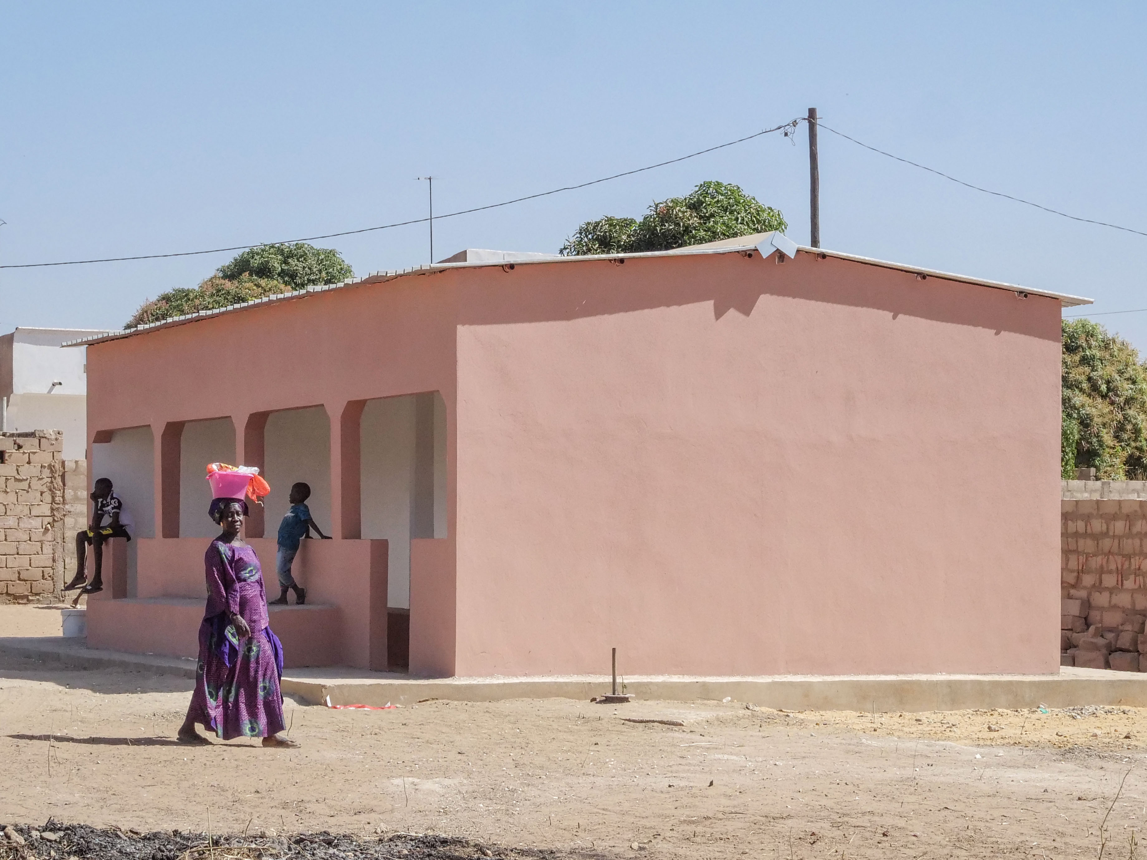 Notto-Diobass : Le ministre-maire Alioune Sarr offre un marché aux femmes du village de Dioungane.