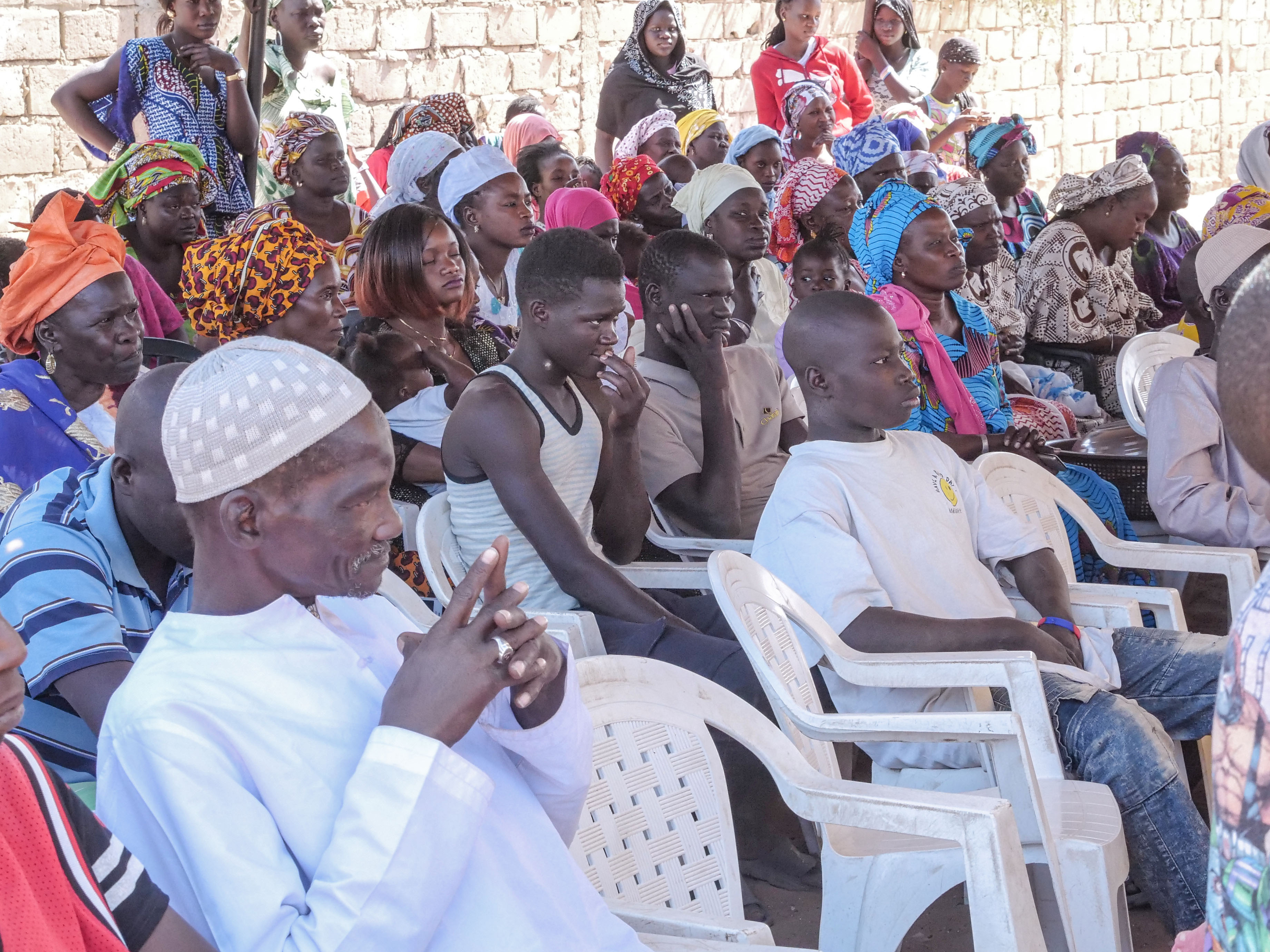 Notto-Diobass : Le ministre-maire Alioune Sarr offre un marché aux femmes du village de Dioungane.