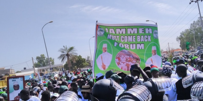 Gambie : Des milliers de manifestants réclament le retour de Jammeh.
