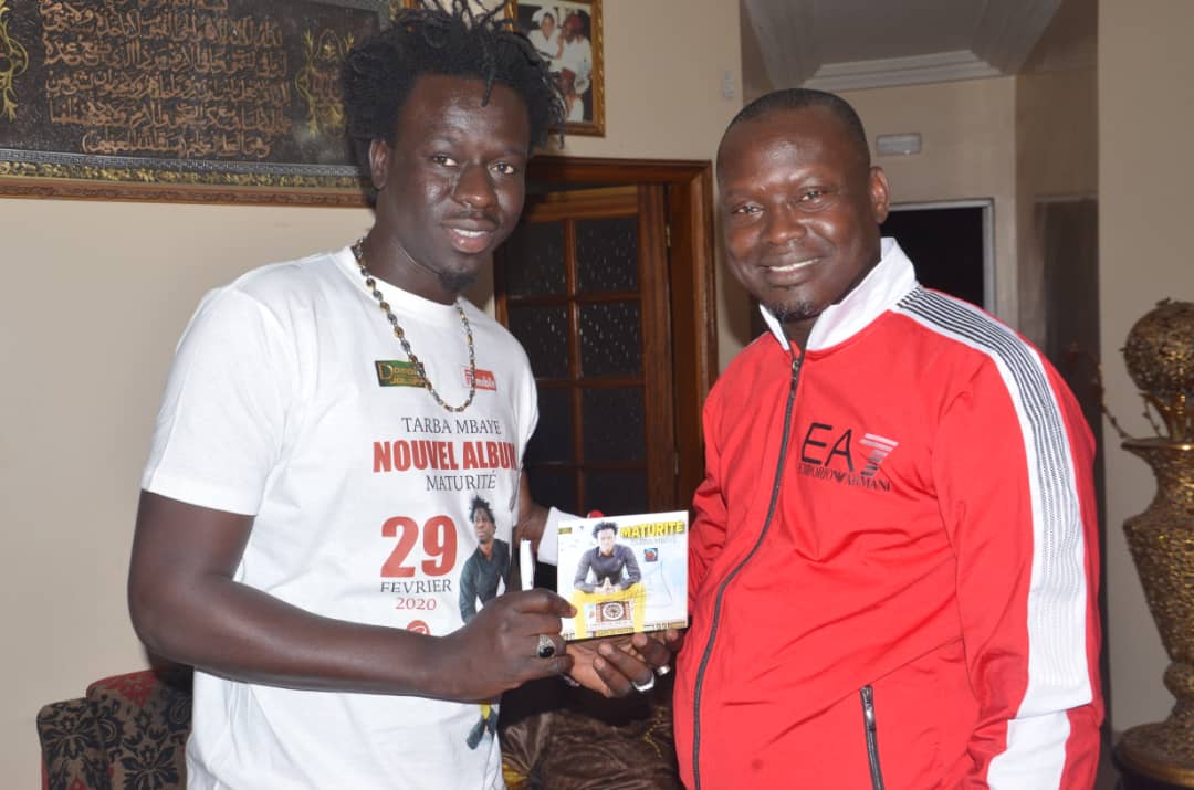 Album Maturité: Une maison un CD l’artiste Musicien Tarba Mbaye vend 3000 cd à grand Dakar en 24h  ( IMAGES )