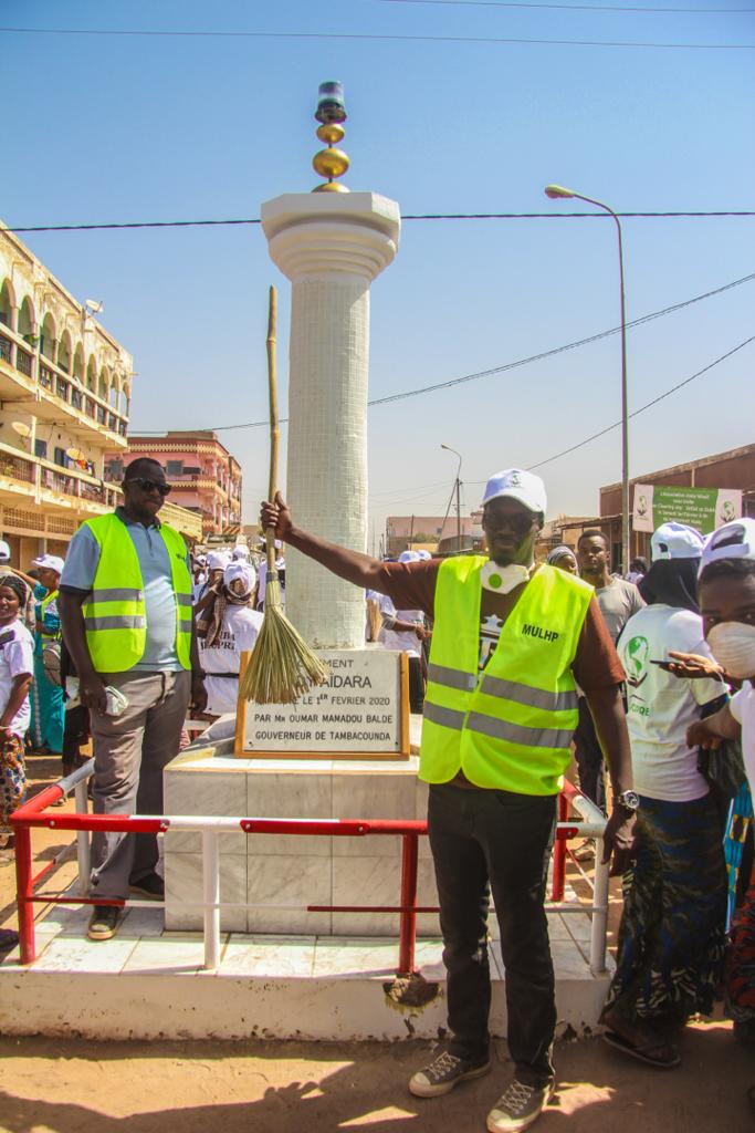 Cleaning day : Mamadou Kassé réhabilite le monument Hady Aidara de Tambacounda ( IMAGES )