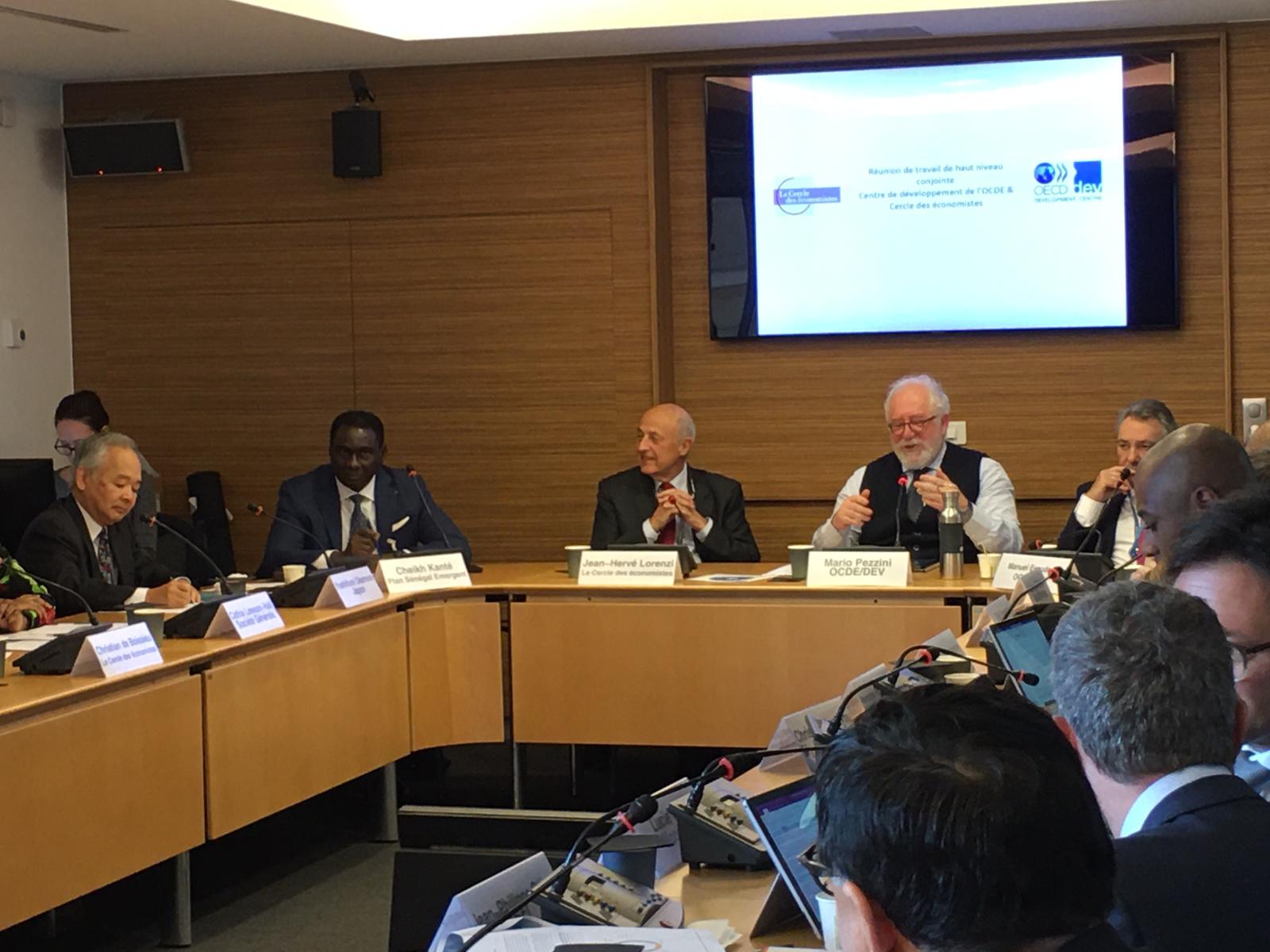 Investissement en Afrique : Le Cercle des économistes pose le débat  à Paris  avec la participation du ministre du plan Sénégal émergent, Cheikh Kanté.