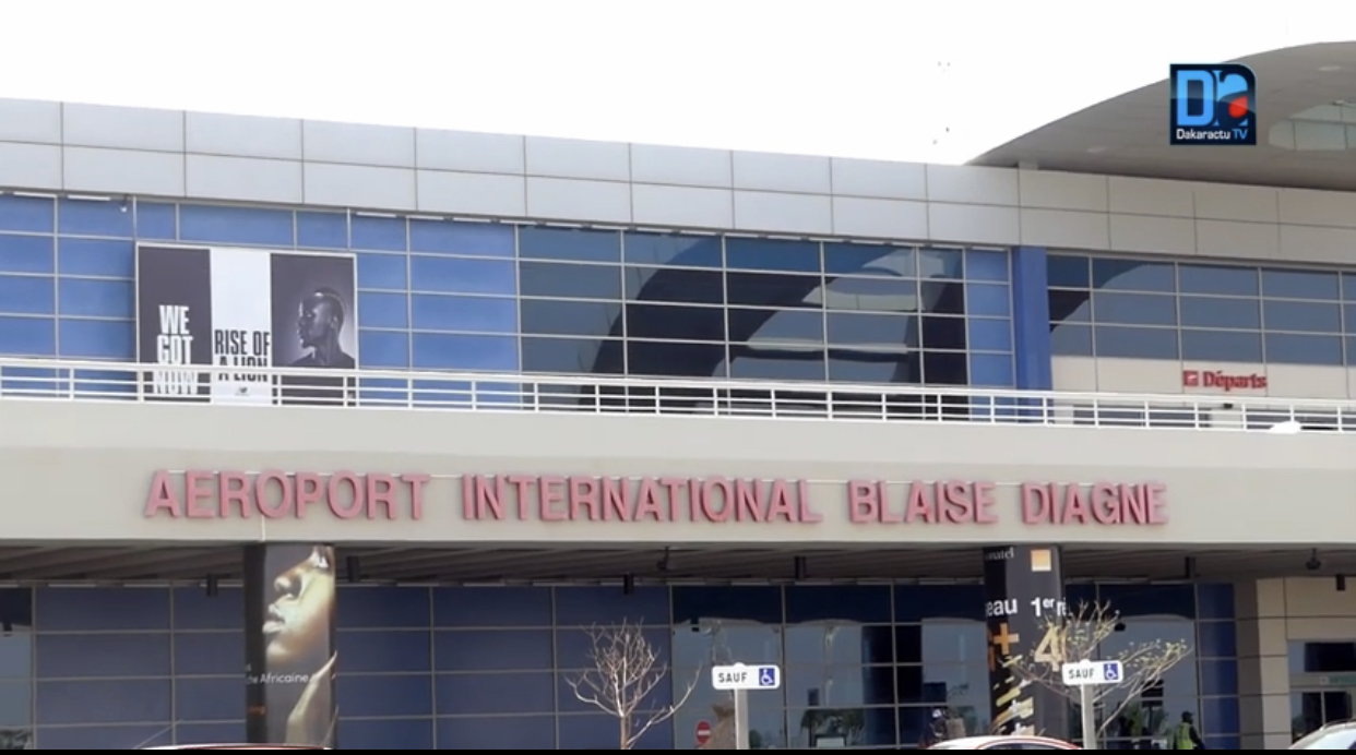 Le Sénégal ferme totalement ses frontières aériennes : suspension de l’exploitation de tous les vols en provenance et à destination des aéroports du pays.