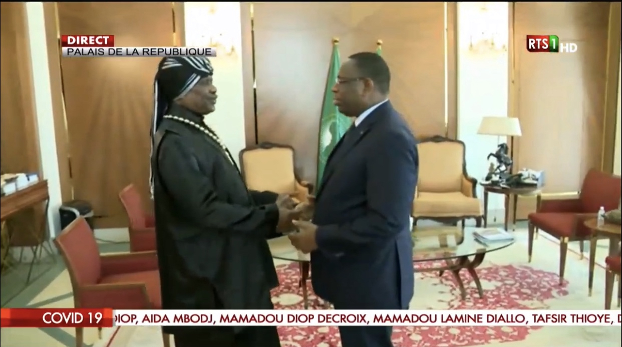 Palais de la République : Serigne Modou Kara viole les règles, refuse le gel alcoolisé et serre la main au Président.