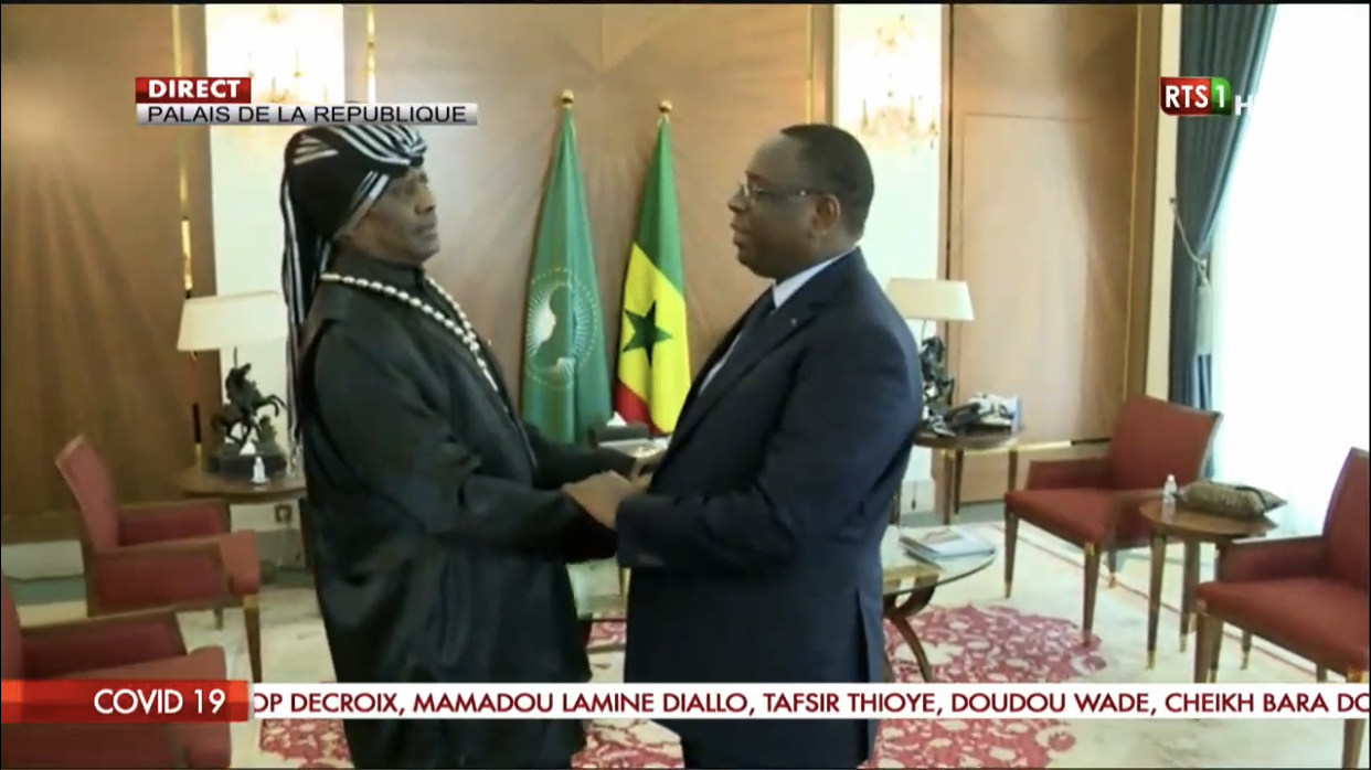 Palais de la République : Serigne Modou Kara viole les règles, refuse le gel alcoolisé et serre la main au Président.