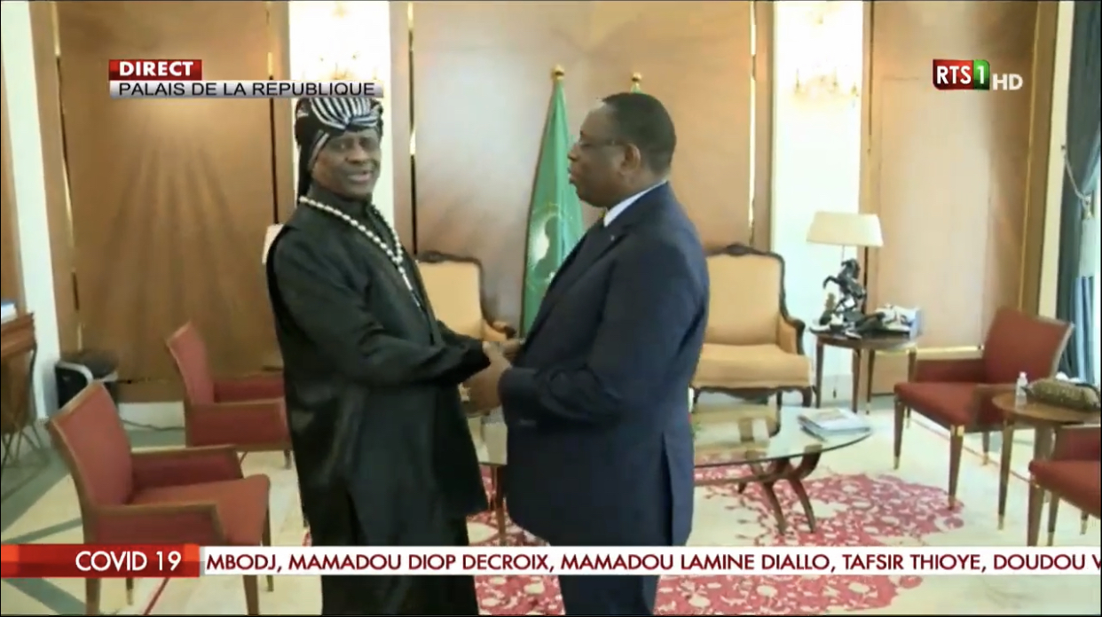 Palais de la République : Serigne Modou Kara viole les règles, refuse le gel alcoolisé et serre la main au Président.