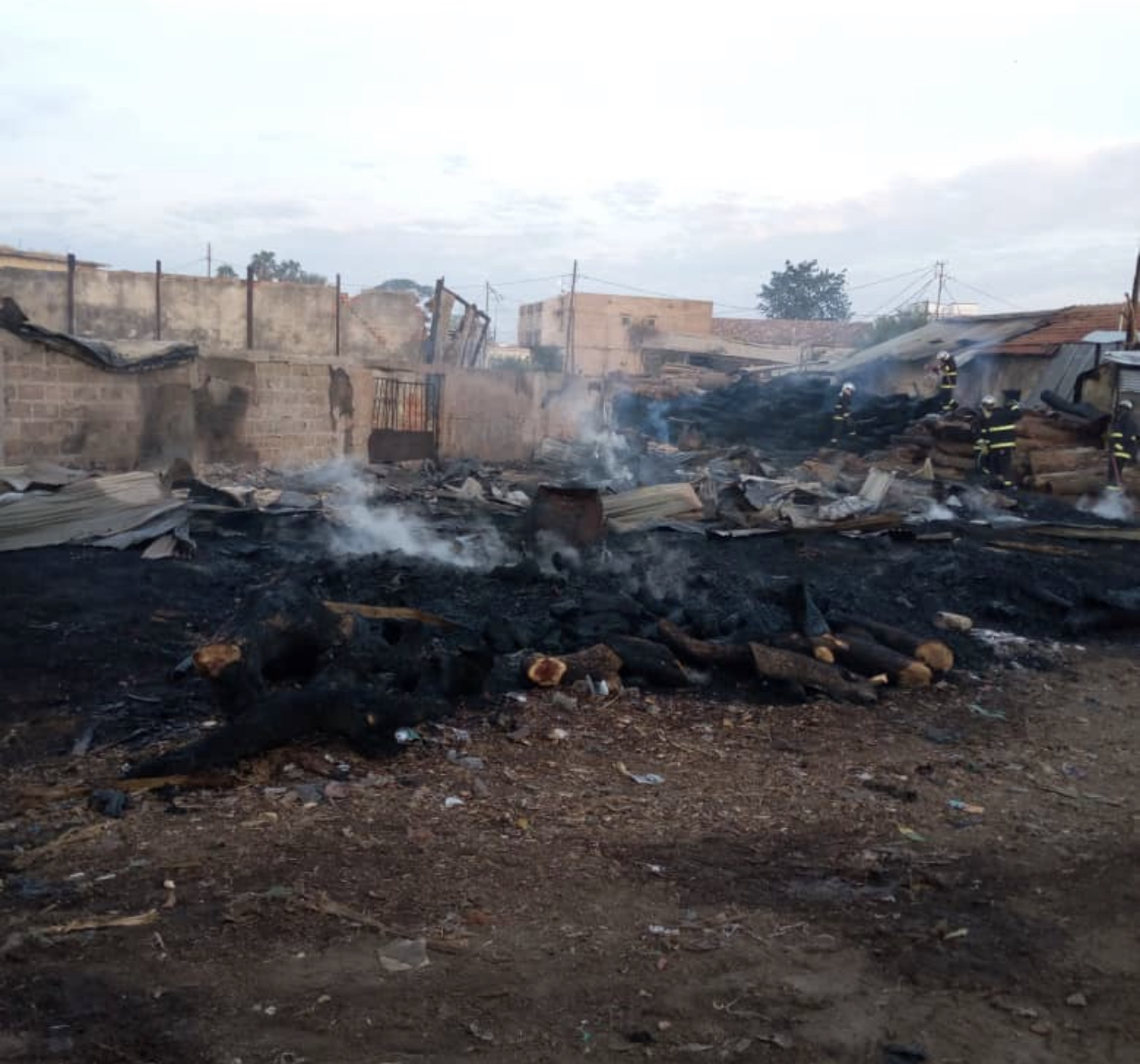 Incendie à Kaolack : Plus de 8 cantines partent en fumée au marché Zinc.
