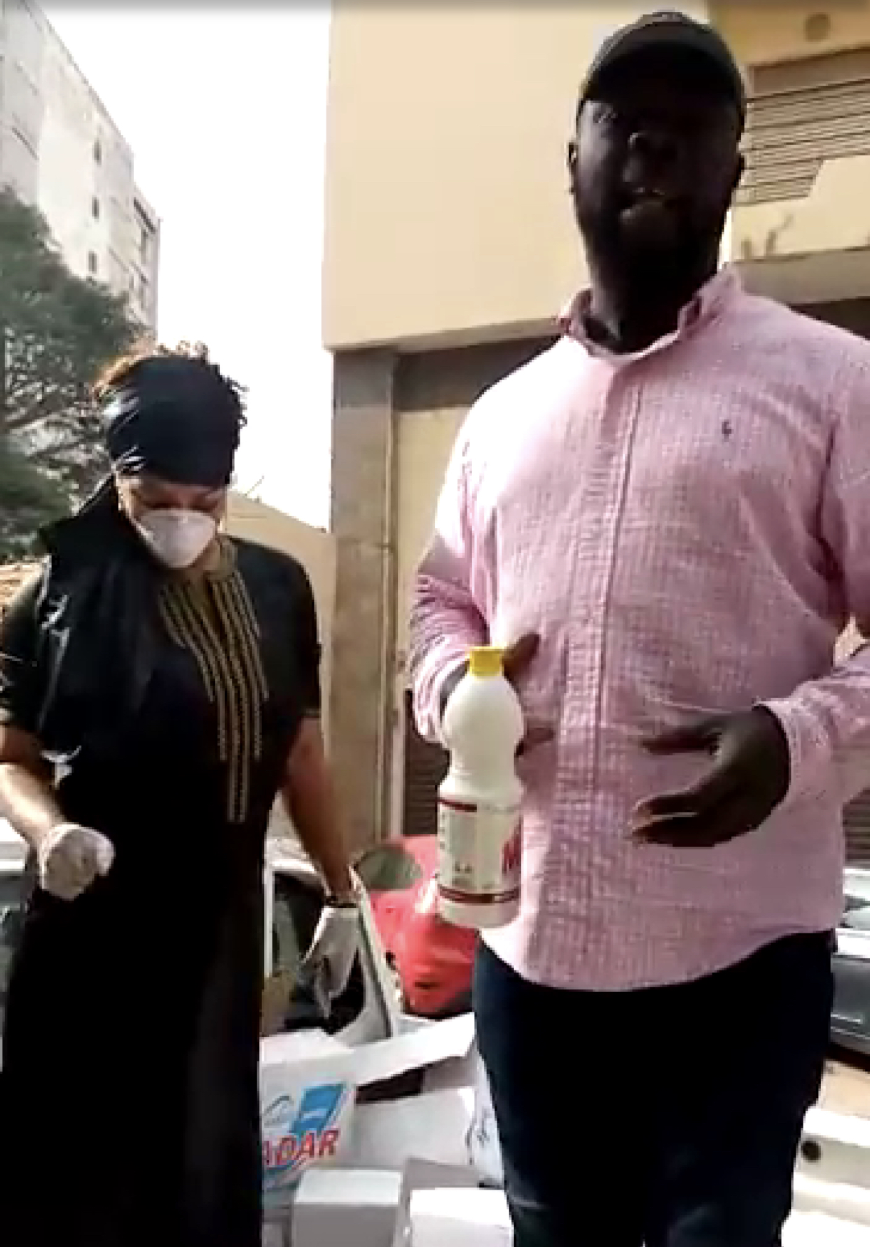 Lutte contre le Covid-19 : L'épouse d'El Hadj Diouf, Valérie Bishop, distribue des produits antiseptiques en centre-ville.