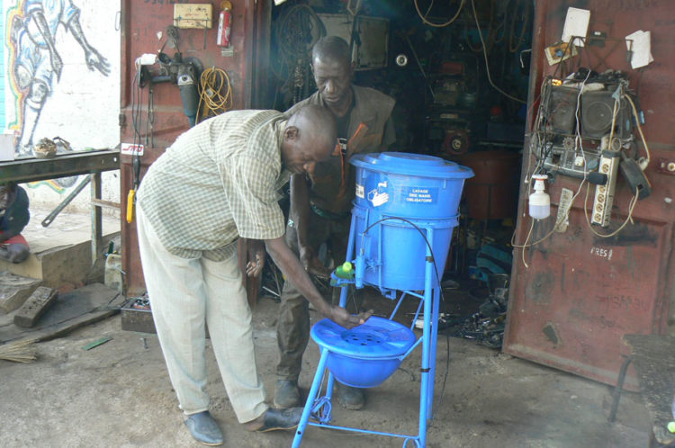 Prévention du Coronavirus : La DER/FJ commande et distribue un kit de lavage artisanal conçu par un artisan de Tambacounda.