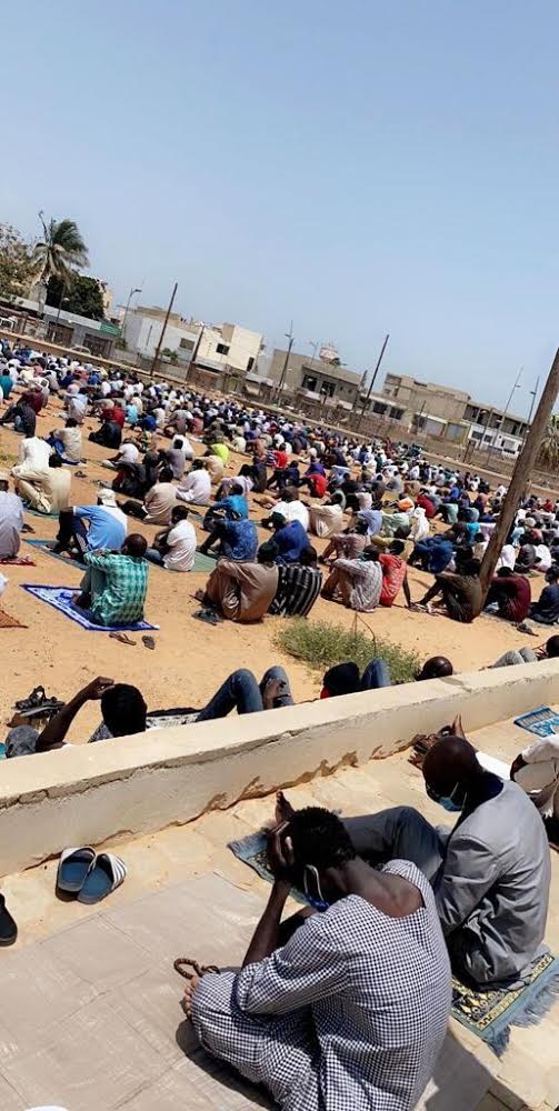 REPORTAGE - Massalikoul Jinaan : Des centaines de fidèles à la prière du Vendredi dans le respect des gestes barrières.