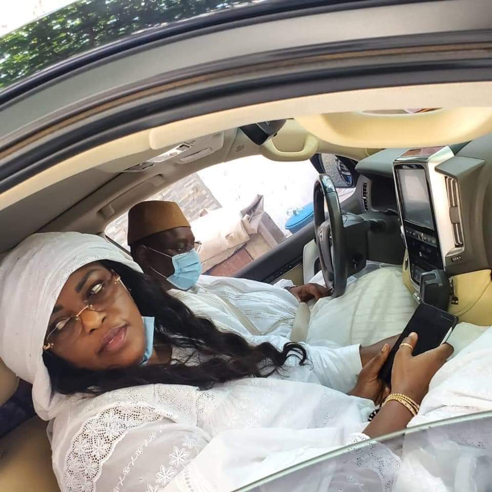 KORITÉ 2020 : Le président Macky Sall au volant, en compagnie de la première dame.