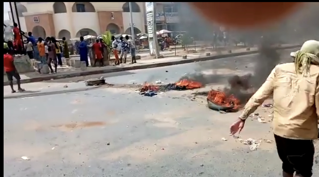 (IMAGES) Du jamais vu à Touba / Des pneus brûlés... Les manifestants menacent de brûler un poste de police.