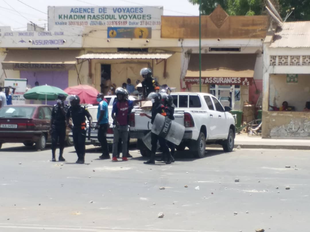(IMAGES) Du jamais vu à Touba / Des pneus brûlés... Les manifestants menacent de brûler un poste de police.