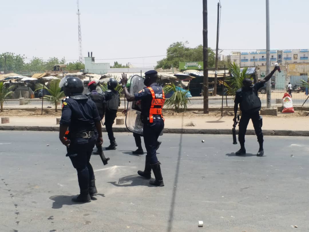 (IMAGES) Du jamais vu à Touba / Des pneus brûlés... Les manifestants menacent de brûler un poste de police.