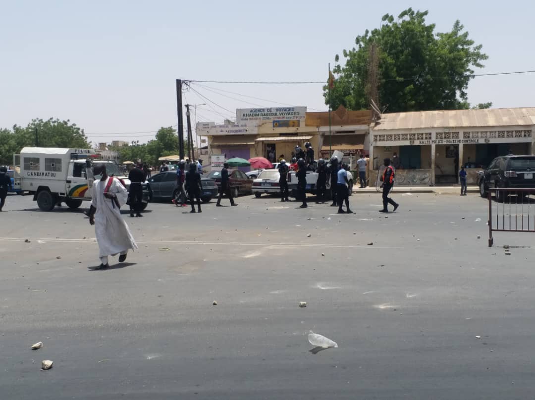 (IMAGES) Du jamais vu à Touba / Des pneus brûlés... Les manifestants menacent de brûler un poste de police.