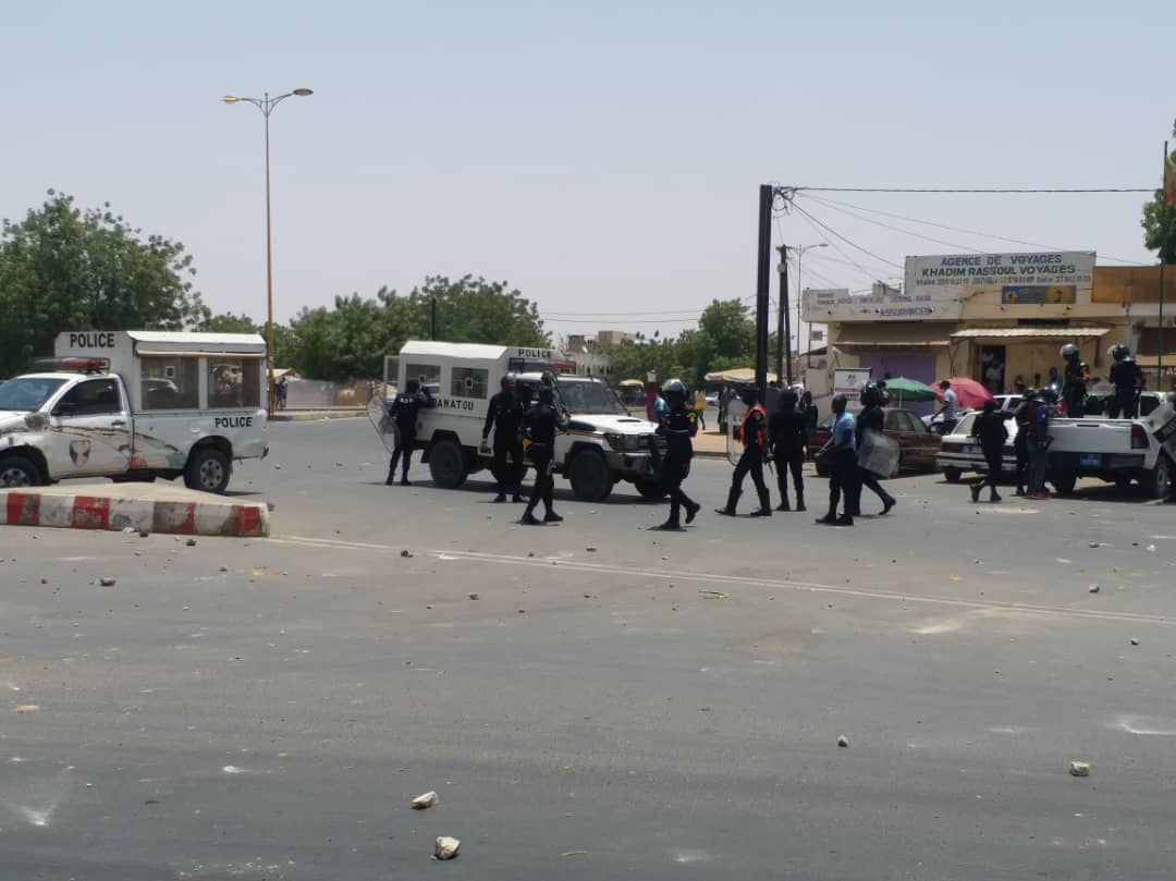 (IMAGES) Du jamais vu à Touba / Des pneus brûlés... Les manifestants menacent de brûler un poste de police.