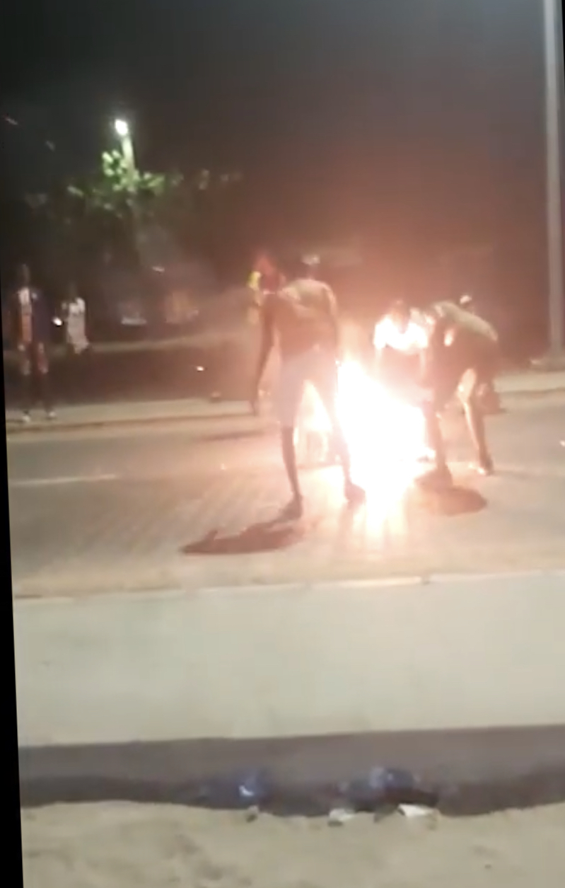 Kaffrine : Des manifestants ont brûlé des pneus et barré la route nationale.
